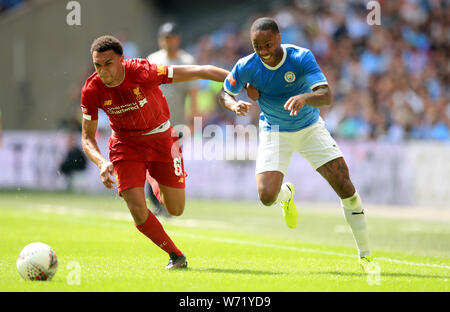 Liverpools Trent Alexander-Arnold (links) und Manchester City Raheem Sterling Kampf um den Ball während der Gemeinschaft Schild Match im Wembley Stadion, London. Stockfoto