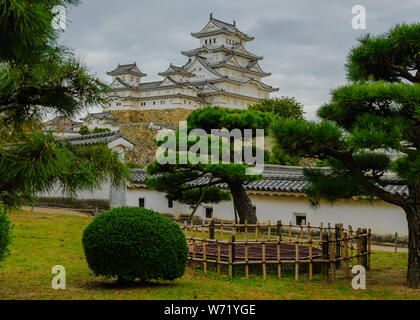 Eindruck von Himeji-jo (Burg von Himeji) auch bekannt als White Egret Schloss oder Burg Weissreiher Struktur der starken Defense System zeigt, Japan 2018 Stockfoto