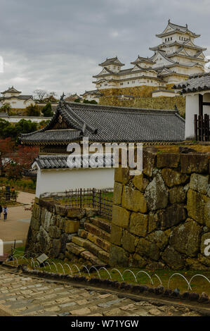 Eindruck von Himeji-jo (Burg von Himeji) auch bekannt als White Egret Schloss oder Burg Weissreiher Struktur der starken Defense System zeigt, Japan 2018 Stockfoto