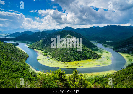 Montenegro, crnojevica River Bend genannt Pavlova strana durch die grünen Berge von skadar Tal in scutari See Nationalpark fließt Stockfoto