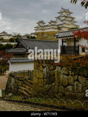 Eindruck von Himeji-jo (Burg von Himeji) auch bekannt als White Egret Schloss oder Burg Weissreiher Struktur der starken Defense System zeigt, Japan 2018 Stockfoto