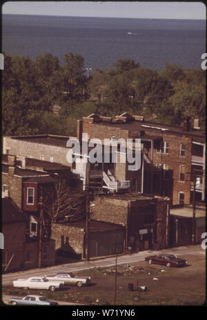 Schwarz Eigenheime in GROVELAND PARK AUF CHICAGO'S SOUTH SIDE. Die MEISTEN VON IHNEN WURDEN renoviert, AUF DER INNENSEITE DER OBEREN EINKOMMEN. Sie sind auf COTTEGE GROVE AVENUE. Schwarz WOHNEIGENTUM IN DER STADT stieg von 13.000 Einheiten im Jahr 1950 auf 90.000 im Jahr 1973 MIT DER LIBERALISIERUNG DES FHA KREDIT. Aber die schwarze Arbeitslosenquote ist doppelt so hoch wie die von weissen IM LAND UND ES BEHINDERT DAS SCHWARZE FAMILIEN, DIE ARBEITSPLÄTZE UND DAS LEBEN ALS Bürger der Mittelklasse Stockfoto