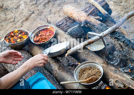 Freunde wilden Campingplatz in einem Wald Stockfoto