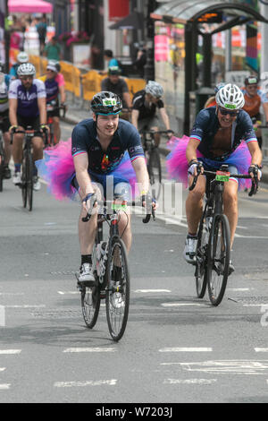 Wimbledon London, UK. 4. August 2019. Hunderte Radfahrer klettern Wimbledon Hill Road, wie sie Teil bei der aufsichtsrechtlichen Fahrt London-Surrey 100 klassische Radrennen, die im Queen Elizabeth Olympic Park starts​ und endet an der Mall. Credit: Amer ghazzal/Alamy leben Nachrichten Stockfoto