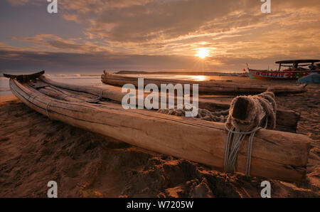 Traditionelle Fischerboote am Strand bei Sonnenuntergang in Kanyakumari, Tamil Nadu, Indien Stockfoto