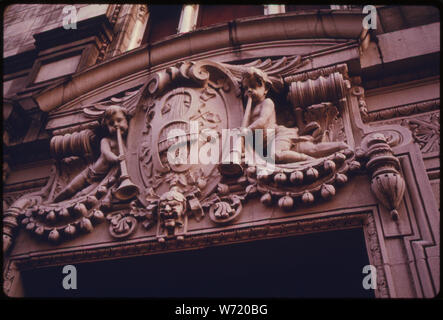 Gebäude DETAIL DER RKO BUSHWICK THEATER IN Brooklyn, NEW YORK CITY. BROOKLYN IST EINE DER BEST ERHALTENEN BEISPIELE EINES 19 TH CENTURY CITY. Einige der besten amerikanischen Architektur überlebt in ihrer schlimmsten Viertel, NUR WEIL ES NOCH NICHT abgerissen. Dieses Projekt zeigt die Innere Stadt UMWELT VON GEBÄUDEN UND PERSONEN Stockfoto