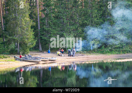 Kanus am Strand / an einem Lager. Black River (svartälven) in der Wüste, Schweden Stockfoto