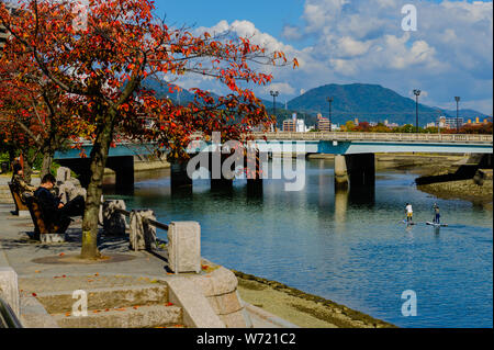 Berühren Besuch von Hiroshima Peace Park sjows anschaulich Tragödie von Opfern von Kernwaffen (Hibakusaha), Japan, November 2018 Stockfoto