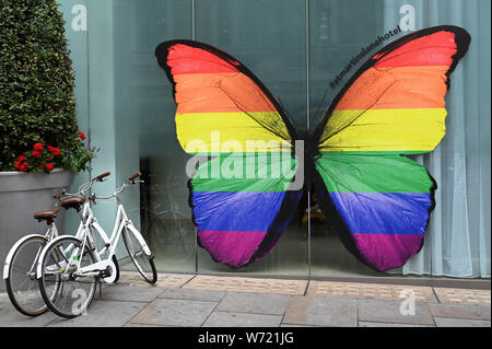 Rainbow Butterfly zu Stolz in London feiern und einen Hintergrund für selfies, St Martins Lane Hotel, Covent Garden, London. Großbritannien Stockfoto