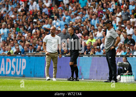 London, Großbritannien. 04 Aug, 2019. Manchester City Manager, Pep Guardiola und 4. offizielle Stuart Attwell während der 2019 FA Community Shield Match zwischen Liverpool und Manchester City im Wembley Stadion, London, England am 4. August 2019. Foto von Carlton Myrie. Nur die redaktionelle Nutzung, eine Lizenz für die gewerbliche Nutzung erforderlich. Keine Verwendung in Wetten, Spiele oder einer einzelnen Verein/Liga/player Publikationen. Credit: UK Sport Pics Ltd/Alamy leben Nachrichten Stockfoto