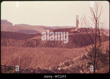COAL COMPANY MASCHINE BOHRT TEST LÖCHER WIE ES SUCHT NACH KOHLE vor dem Graben von einem TAGEBAU POWER SCHAUFEL. In der Nähe der Interstate 70 und Route Nr. 800 und MORRISTOWN, Ohio Stockfoto