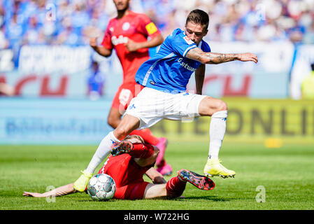 Darmstadt, Deutschland. 04 Aug, 2019. 2. Fussball Bundesliga, SV Darmstadt 98 - Holstein Kiel, 2. Spieltag, in der Merck Stadion am Böllenfalltor. Der Darmstädter Marvin Mehlem (oben) und Kieler Alexander Mühling kämpfen um den Ball. Foto: Uwe Anspach/dpa - WICHTIGER HINWEIS: In Übereinstimmung mit den Anforderungen der DFL Deutsche Fußball Liga oder der DFB Deutscher Fußball-Bund ist es untersagt, zu verwenden oder verwendet Fotos im Stadion und/oder das Spiel in Form von Bildern und/oder Videos - wie Foto Sequenzen getroffen haben./dpa/Alamy leben Nachrichten Stockfoto