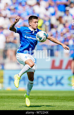 Darmstadt, Deutschland. 04 Aug, 2019. 2. Fussball Bundesliga, SV Darmstadt 98 - Holstein Kiel, 2. Spieltag, in der Merck Stadion am Böllenfalltor. Der Darmstädter Marvin Buchungsanfrage spielt den Ball. Foto: Uwe Anspach/dpa - WICHTIGER HINWEIS: In Übereinstimmung mit den Anforderungen der DFL Deutsche Fußball Liga oder der DFB Deutscher Fußball-Bund ist es untersagt, zu verwenden oder verwendet Fotos im Stadion und/oder das Spiel in Form von Bildern und/oder Videos - wie Foto Sequenzen getroffen haben./dpa/Alamy leben Nachrichten Stockfoto