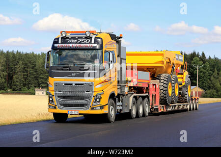 Jokioinen, Finnland. Juli 26, 2019. Gelbe Volvo FH 16 von Kosken Autokeskus Oy hols Volvo A 45 G Full Suspension hauler entlang der Autobahn artikuliert. Stockfoto