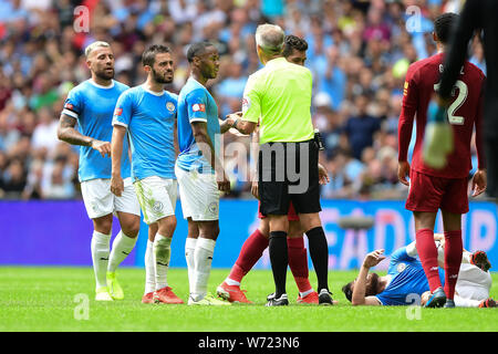 London, Großbritannien. 4. August 2019. Schiedsrichter Martin Atkinson hat Worte mit Manchester City vorwärts Raheem Sterling während der FA Community Shield Übereinstimmung zwischen Manchester City und Liverpool im Wembley Stadion, London am Sonntag, den 4. August 2019. (Credit: Jon Hobley | MI Nachrichten) Credit: MI Nachrichten & Sport/Alamy leben Nachrichten Stockfoto