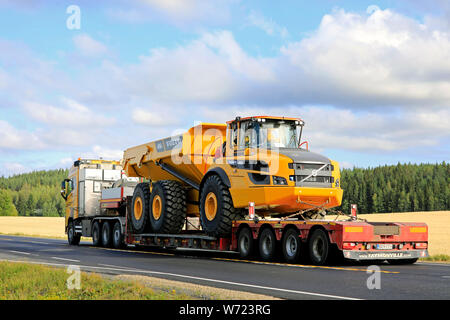 Jokioinen, Finnland. Juli 26, 2019. Volvo FH 16 Auflieger von Kosken Autokeskus hols Volvo A 45 G Full Suspension Transportunternehmen auf der Straße artikuliert, Rückansicht Stockfoto