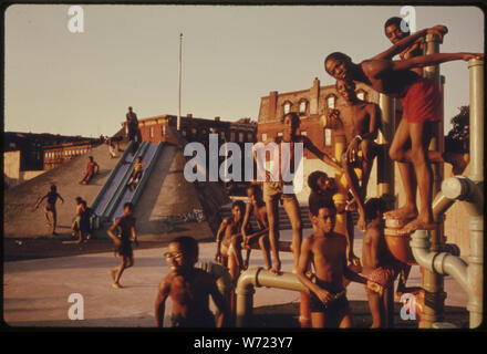 Knaben AUF DER 4. JULI URLAUB IM KOSCIUSKO SCHWIMMBAD IN Brooklyn - Bedford Stuyvesant'S DISTRICT, NEW YORK CITY. Innere Stadt BEWOHNER GENIESSEN MIT DIESEM INTELLIGENT POOL entfernt. Die innere Stadt IST HEUTE EIN ABSOLUTER WIDERSPRUCH ZU DEN MAIN STREAM AMERIKA VON TANKSTELLEN, Autobahnen, EINKAUFSZENTREN UND LOTS HÄUSER. Es ist bevölkert von Schwarzen, LATEINER UND DIE WEISSEN ARMEN Stockfoto