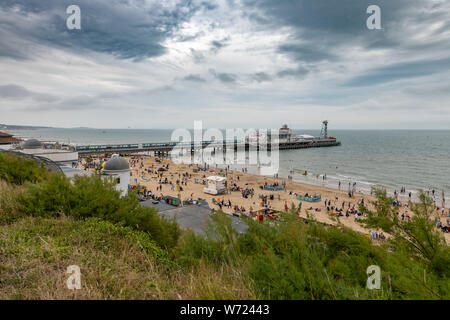 Bournemouth, UK. 4. August 2019. Trübes Wetter mit stürmischen Himmel nicht die Massen von Menschen Bourneomuth genießen Strand und Schwimmen im Meer abhalten. Quelle: Thomas Faull/Alamy leben Nachrichten Stockfoto