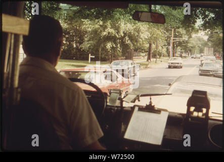 Wählen Sie EINE FAHRT RADIO VERSANDT TÜR-ZU-TÜR BUS macht seinen Weg durch die Straßen in Haddonfield, New Jersey. Während der Rush Hour die Busse in Zonen entlang feste Routen. Den REST DES TAGES WAREN SIE ZUR ABHOLUNG PERSONEN BEI SICH ZU HAUSE UND LASSEN SIE SIE AN IHREM ZIEL. Die Klammer am unteren Rand des Fotos SCHREIBEN SIE ADRESSEN FÜR RADIO VERSANDT ANRUFE VERWENDET WIRD. Das Experiment begann im Februar 1972 und endeten im März 1975 Stockfoto