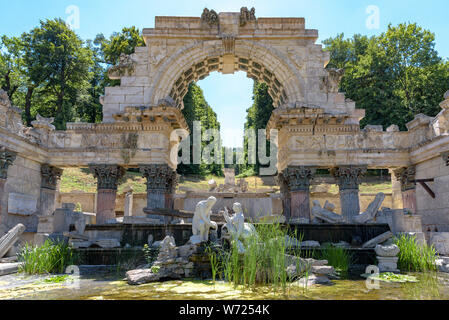 Die römischen Ruinen in Schonnbrunn Gärten an einem sonnigen Sommertag Stockfoto