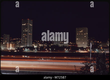 Kern der Innenstadt von Portland, nach 7 UHR AM 2. NOVEMBER 1973, WÄHREND DER ENERGIEKRISE MIT WENIGEN KOMMERZIELLEN UND NEON BELEUCHTUNG zeigt. Dieses Foto SIEHT AUS IN RICHTUNG WESTEN MIT DEN WILLAMETTE RIVER IM VORDERGRUND. Stockfoto