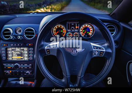 Lenkrad und Armaturenbrett eines Bentley Continental GTC Supersport Auto Stockfoto
