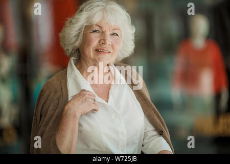 Portrait von Schöne ältere Frau in einem Einkaufszentrum Stockfoto