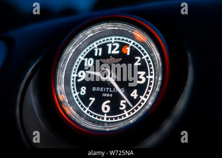 Uhrzeit in einem Bentley Continental GTC Supersport Innenraum bei Nacht Stockfoto