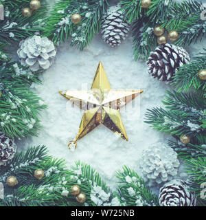 Christmas Ornament mit, kiefer Zweig kopieren Raum Hintergrund für Weihnachten Konzepte oder neues Jahr, winter Ideen. Flach template Design Stockfoto