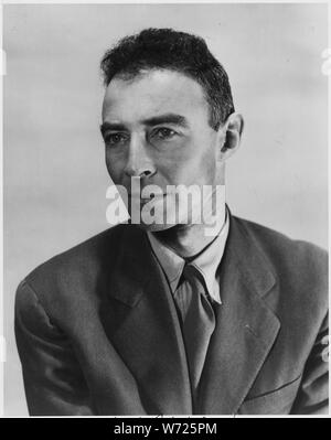 [Dr. J. Robert Oppenheimer, Atomphysiker und Leiter des Manhattan Project.] Stockfoto