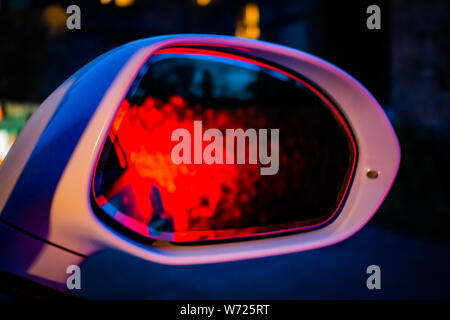 Rote Lichter im Rückspiegel auf einem Bentley Continental GTC Supersport Auto widerspiegelt Stockfoto