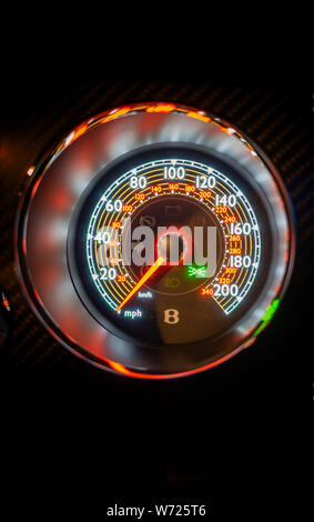 Beleuchteter Tachometer eines Bentley Continental GTC Supersport Innenraum Stockfoto