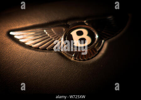 Lenkrad chrom Name Abzeichen eines Bentley Continental GTC Supersport Auto Stockfoto