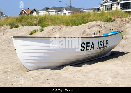 Rettungsboote auf dem Strand in Sea Isle City, New Jersey, USA Stockfoto