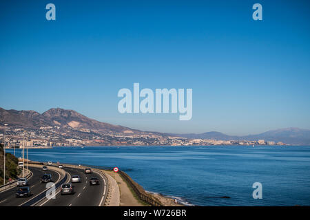 NOVEMBER 21, 2017 - Fuengirola, Spanien. Über die Küstenstraße in Richtung Fuengirola. Blauer Himmel, Sonnenschein und das Mittelmeer. Stockfoto