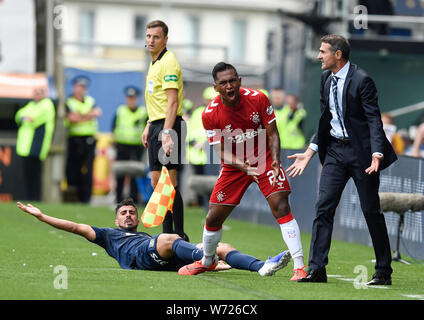 Kilmarnock manager Angelo Alessio und Förster Alfredo Morelos reagieren nach Morelos kollidiert mit KilmarnockÕs Mohammed El Makrini (auf dem Boden) während die Ladbrokes Scottish Premier League Spiel im Rugby Park, Kilmarnock. Stockfoto