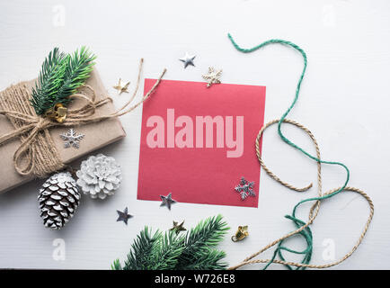 Christmas Ornament mit rote Karte Hintergrund für Weihnachten Konzepte oder neues Jahr, winter Ideen. Flach template Design Stockfoto