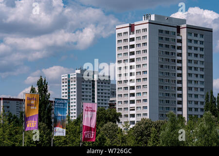 Berlin, Deutschland - 18. Juli 2019: Hochhäuser in Marzahn Hellersdorf mit Fahnen mit der Aufschrift "typisch Marzahn-Hellersdorf' Stockfoto