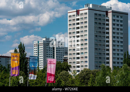 Berlin, Deutschland - 18. Juli 2019: Hochhäuser in Marzahn Hellersdorf mit Fahnen mit der Aufschrift "typisch Marzahn-Hellersdorf' Stockfoto