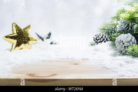 Tannenbaum, Tannenzapfen, Schnee auf Holztisch. Christmas ornament Dekoration Konzepte Hintergrund Stockfoto