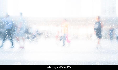 Blur von Menschen zu Fuß mit Schneefall im Winter Stockfoto