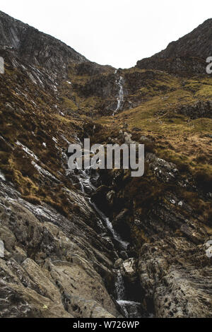 Eine Wanderung rund um den See Idwal, Snowdonia, Wales, Vereinigtes Königreich Stockfoto