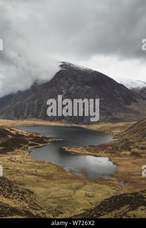 Eine Wanderung rund um den See Idwal, Snowdonia, Wales, Vereinigtes Königreich Stockfoto