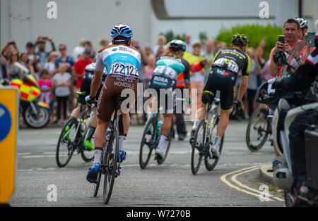 Hampton Court Palace, UK, 4. August 2019. Wettbewerber roll out von Kastanien Allee in Bushy Park in der Nähe von Hampton Court Palace in Surrey zu Beginn der aufsichtsrechtlichen Fahrt London-Surrey Klassiker. @ David Rebhuhn/Alamy leben Nachrichten Stockfoto