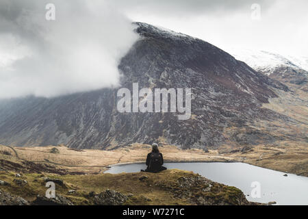 Eine Wanderung rund um den See Idwal, Snowdonia, Wales, Vereinigtes Königreich Stockfoto