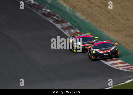Longfield, UK. 04 Aug, 2019. Tolman Motorsport McLaren 570 S GT4 mit Treibern James Dorlin & Josh Smith (4) führt Tolman Motorsport McLaren 570 S GT4 mit Treibern Jordanien Collard & Lewis Proctor (5) Während der britischen GT-Meisterschaft in Brands Hatch Brands Hatch, Longfield, England am 4. August 2019. Foto von Jurek Biegus. Credit: UK Sport Pics Ltd/Alamy leben Nachrichten Stockfoto