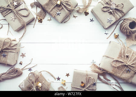 Weihnachten, Silvester, Eibe Geschenkboxen Sammlung mit Kopie Raum im Vintage Stil. Für mock up template Ideen Design. Flach Stockfoto