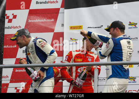 Longfield, UK. 04 Aug, 2019. TF Sport Fahrer Graham Davidson sprays Mannschaftskamerad Jonny Adam auf dem Podium während der britischen GT-Meisterschaft in Brands Hatch Brands Hatch, Longfield, England am 4. August 2019. Foto von Jurek Biegus. Credit: UK Sport Pics Ltd/Alamy leben Nachrichten Stockfoto