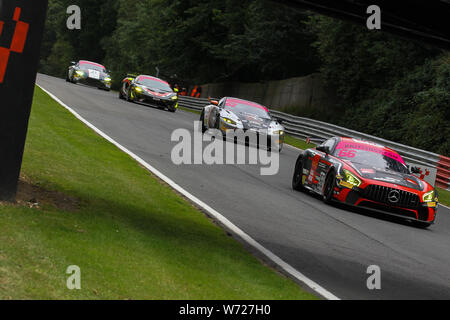 Longfield, UK. 04 Aug, 2019. Team Parker Racing Mercedes-AMG GT4 mit Fahrern Nick Jones & Scott Malvern führt ein Paket von GT4 Autos während der britischen GT-Meisterschaft in Brands Hatch Brands Hatch, Longfield, England am 4. August 2019. Foto von Jurek Biegus. Credit: UK Sport Pics Ltd/Alamy leben Nachrichten Stockfoto