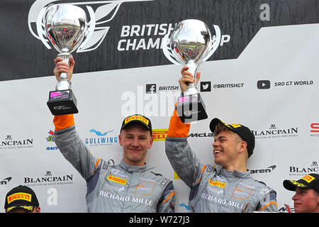 Longfield, UK. 04 Aug, 2019. Tolman Motorsport Fahrer James Dorlin & Josh Smith feiern den Sieg in der GT4-Klasse während der britischen GT-Meisterschaft in Brands Hatch Brands Hatch, Longfield, England am 4. August 2019. Foto von Jurek Biegus. Credit: UK Sport Pics Ltd/Alamy leben Nachrichten Stockfoto